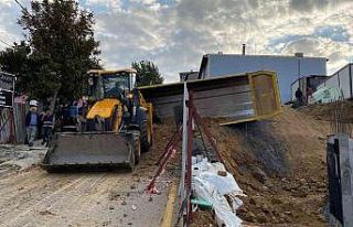 Üsküdar’da toprak dökümü yapan hafriyat kamyonu...