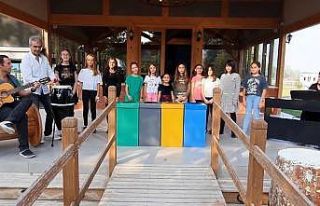 Üstün zekalı çocuklar atıklar için şarkı besteleyip...