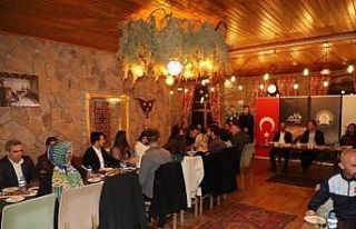 Vali Akbıyık, sanat topluluğuyla bir araya geldi