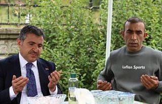 Vali Atay, şehit annesinin ailesine başsağlığı...