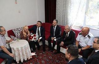 Vali Atay’dan 101 yaşındaki Saniye teyzeye ziyaret