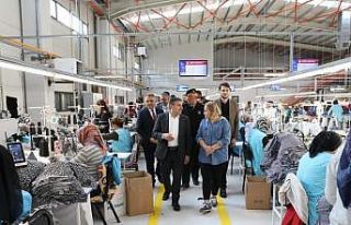 Vali Cevdet Atay, tekstil işçileri ile bir araya...
