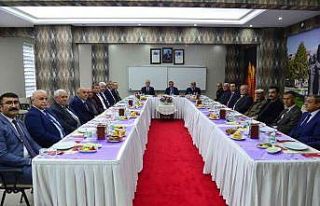 Vali Mete Buhara, muhtarları dinledi