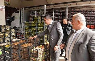 Vali Okay Memiş, meyve ve sebze toptancıları halini...