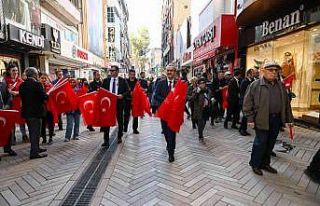 Vali Yavuz sokak sokak gezerek, onlarca Türk bayrağı...