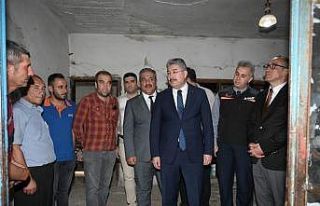 Vali Yılmaz, depremde zarar gören evlerde incelemelerde...