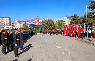 Van’da çelenk sunma töreni