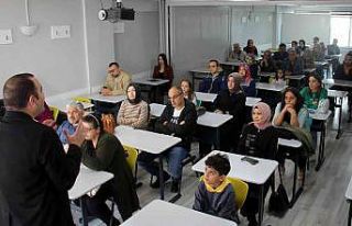 Veliler çocukları ile aynı sıraları paylaşıyor