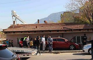 Virajı alamayan araç önce eve ardından direğe...