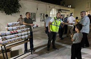 Viranşehir’de camilerde kandil simidi dağıtıldı