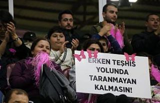 Voleybol müsabakasında meme kanserine dikkat çektiler