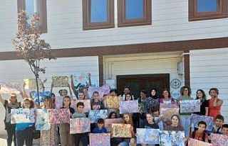 Yabancı öğrenciler bilgi evinde ebru sanatı ile...