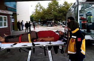 Yağışlı yolda kayan tır yamaca çarptı: 1 yaralı