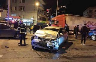 Yalova iki otomobil çarpıştı: 4 yaralı
