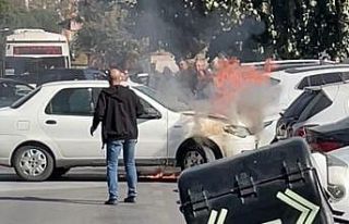 Yanan otomobil park halindeki araçların arasına...