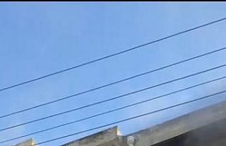 Yangında mahsur kalan yaşlı adamı itfaiye ekipleri...