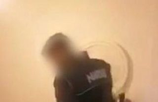 Yatağın üzerinde kuruttuğu esrar ile yakalandılar