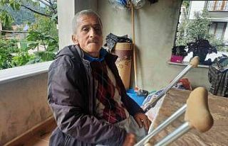 Yere düşen Türk bayrağını direğe asmak isterken...