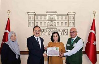 Yeşilay elçisi olan esnaflara belgelerini aldı