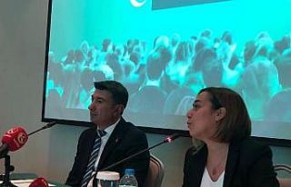 Yeşilay yöneticileri basın mensupları ile bir...