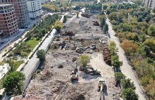 Yıkılan binanın altında kalmaktan son anda kurtuldular