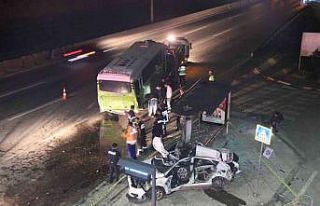 Yolcu almak için durağa yanaşan halk otobüsüne...