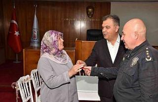 Yolda bulduğu altın ve para dolu çantayı polise...