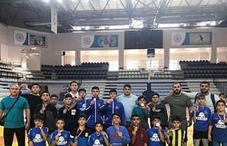 Yunusemreli güreşçiler Turgutlu’da madalyaları...