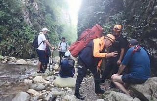 Yürüyüş için gittiği kanyonda omzu çıkan vatandaşa...