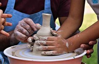 Yüzlerce minik el tarihi mekanda sanatla buluştu
