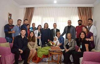 100’üncü yaş gününü evde sağlıkçılar ile...