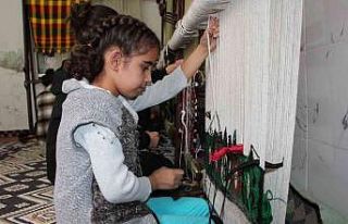 10 yaşındaki Ecrin ilmek ilmek kilim dokuyor