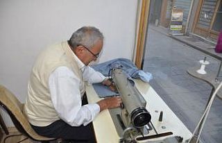 12 metrekarelik dükkanında mesleğini ayakta tutmaya...