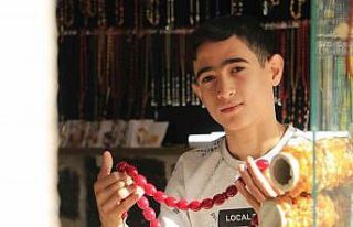 14 yaşındaki ustanın elinden çıkan tespihler...