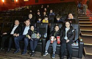 15 yetim çocuk sinemayla tanıştı