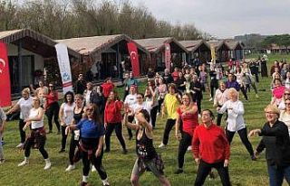 160 kadın aynı anda açık havada zumba yaptı