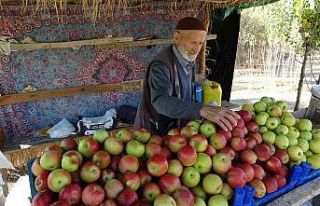 40 yıldır ürettiği sebze ve meyveleri yol kenarına...