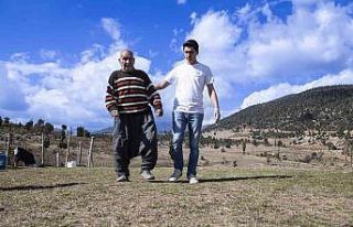 82 yaşında fizik tedaviyle yürümenin keyfini yaşıyor