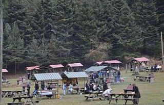 Abant Milli Parkı’nda ziyaretçiler sonbaharın...