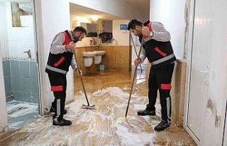 Acil temizlik timi işbaşında