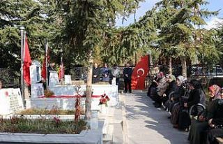 Ahlatlı şehitler kabirleri başında anıldı
