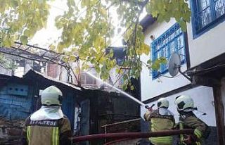 Ahşap evdeki yangın çevre evlere sıçradı