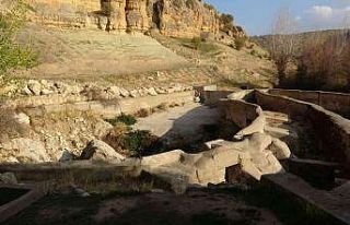 Akarsu kurudu, ortaya çıkan mağara tehlike saçıyor