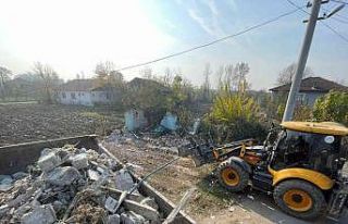 Akyazı’da metruk binalar yıkılıyor