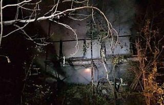 Alev alan baraka yangında küle döndü