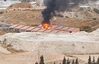 Alev alev yanan işyeri kullanılamaz hale geldi