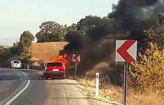 Alev alev yanan otomobil demir yığınına döndü