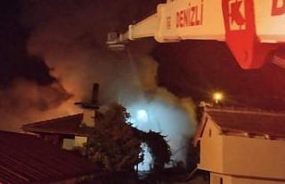 Alevlerin sardığı evin çatısı kullanılamaz...