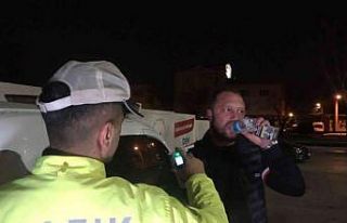 Alkollü çıkmamak için dakikalarca su içti 1,34...