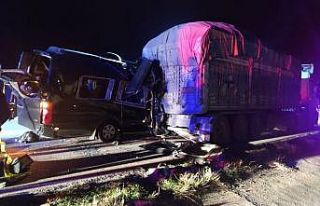 Amasya’da minibüs tıra çarptı: Ölü ve yaralılar...